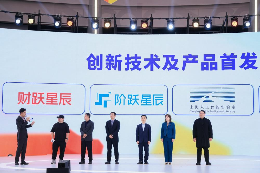 通用大模型创业硬核选手亮相 阶跃星辰发布万亿参数MoE大模型预览版